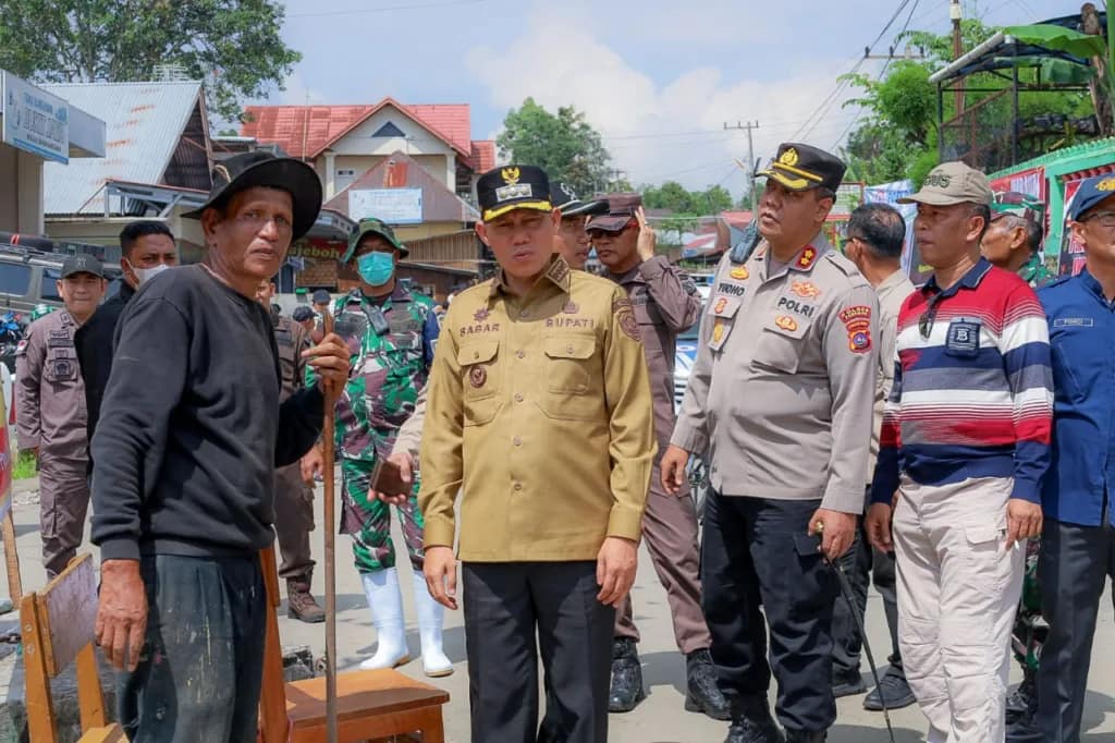 Foto: Bupati Pasaman Sabar AS (tengah) bersama Forkopimda dan Kepala OPD Pasaman antarkan bantuan langsung ke daerah terdampak bencana, Sabtu (18/05/2024).